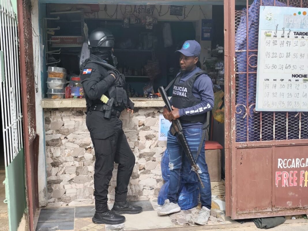 Autoridades incautan máquina tragamonedas en operativo en La Romana